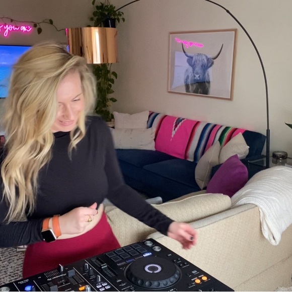 Meet your Posher, Whitney - Picture 2 of 3